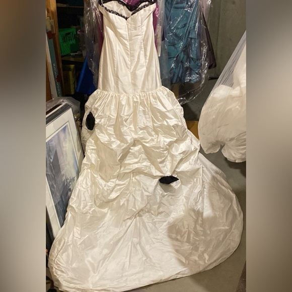 Raw silk mermaid wedding gown - Picture 7 of 12